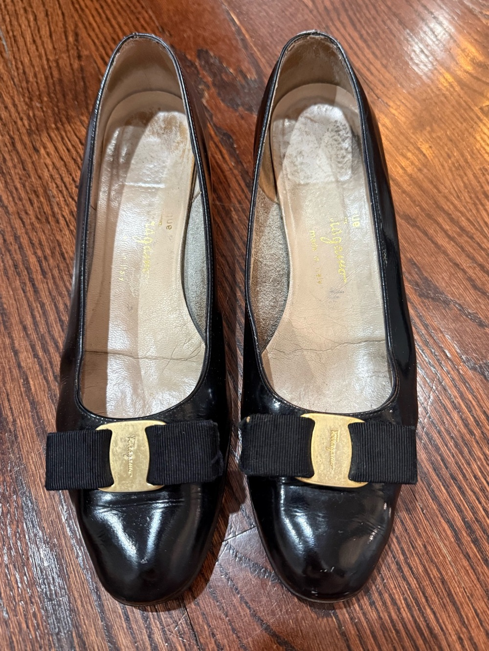 FERRAGAMO - Black Vara Bow Leather Pumps
